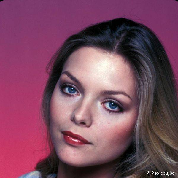 Outra característica das makes de Michelle Pfeiffer, típica da época, era o blush bem marcado